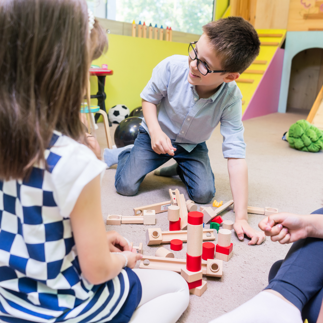 Fomento de interacción con otros niños para el desarrollo de habilidades sociales